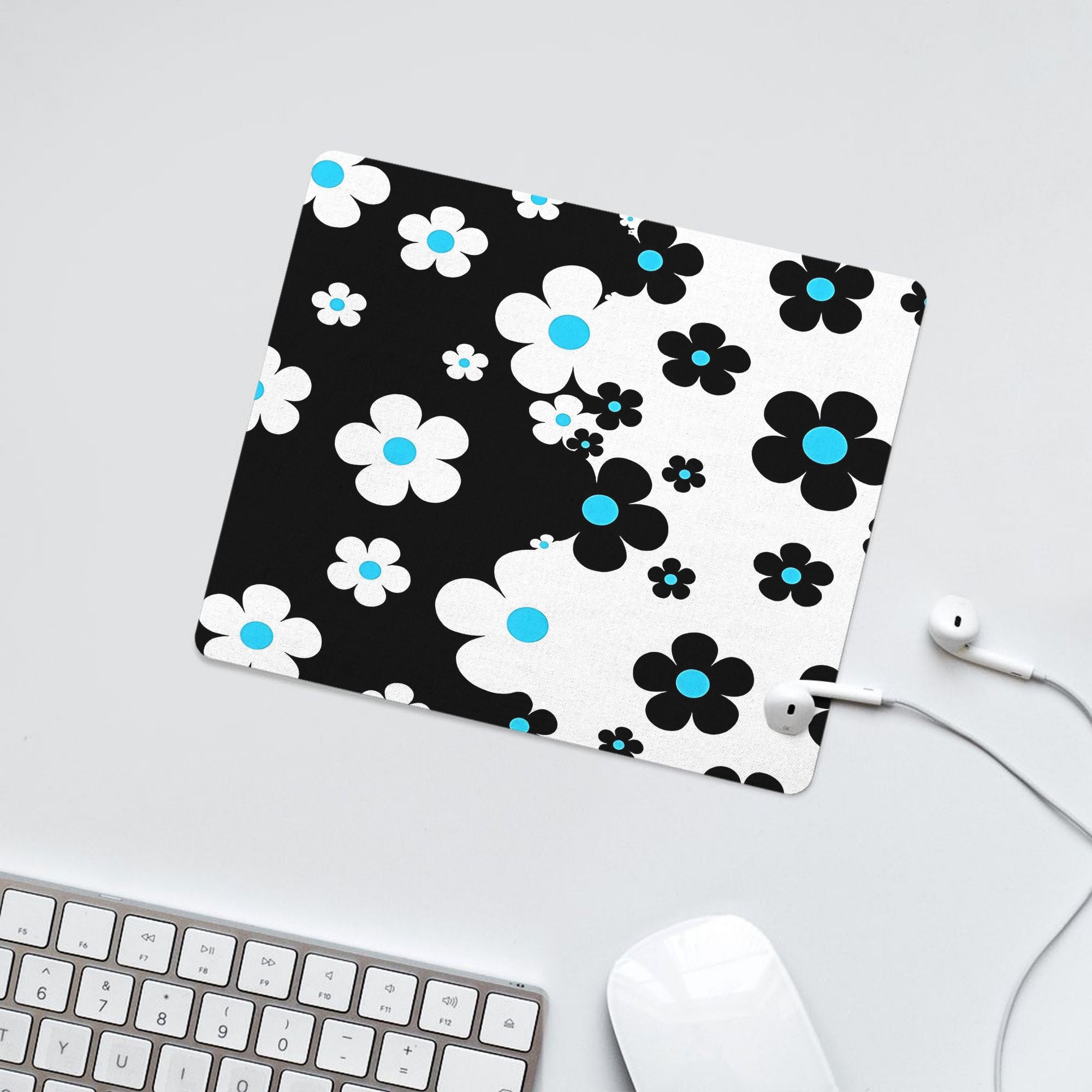 1pc a Mouse Pad Featuring a 60S Pop Design with Small Black And White Flowers And Blue Centers, Suitable for Both Office Use And Gaming, Designed for Multifunctional Practicality