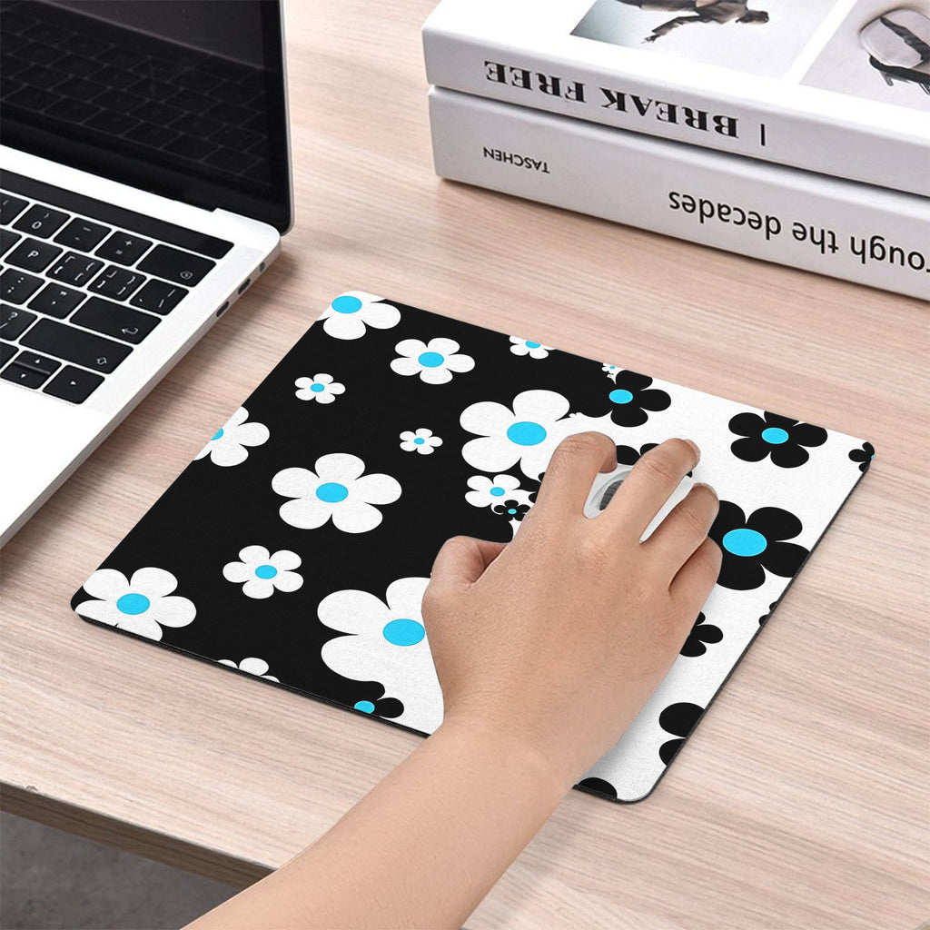 1pc a Mouse Pad Featuring a 60S Pop Design with Small Black And White Flowers And Blue Centers, Suitable for Both Office Use And Gaming, Designed for Multifunctional Practicality